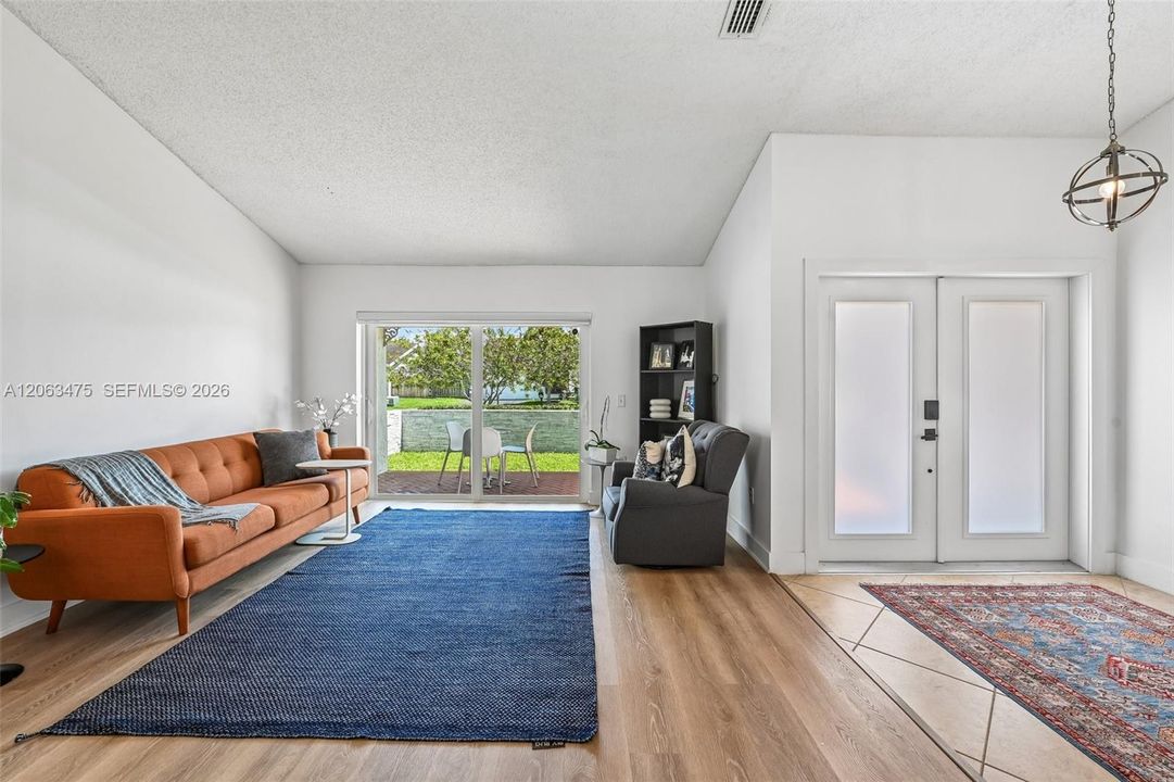 En Venta: $829,000 (4 camas, 3 baños, 2071 Pies cuadrados)