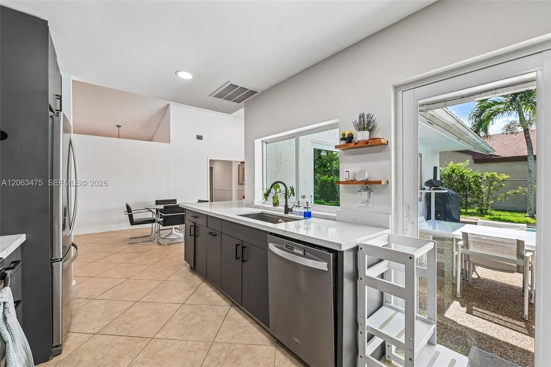 En Venta: $829,000 (4 camas, 3 baños, 2071 Pies cuadrados)
