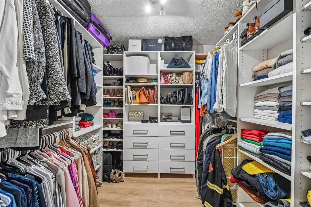 En Venta: $829,000 (4 camas, 3 baños, 2071 Pies cuadrados)