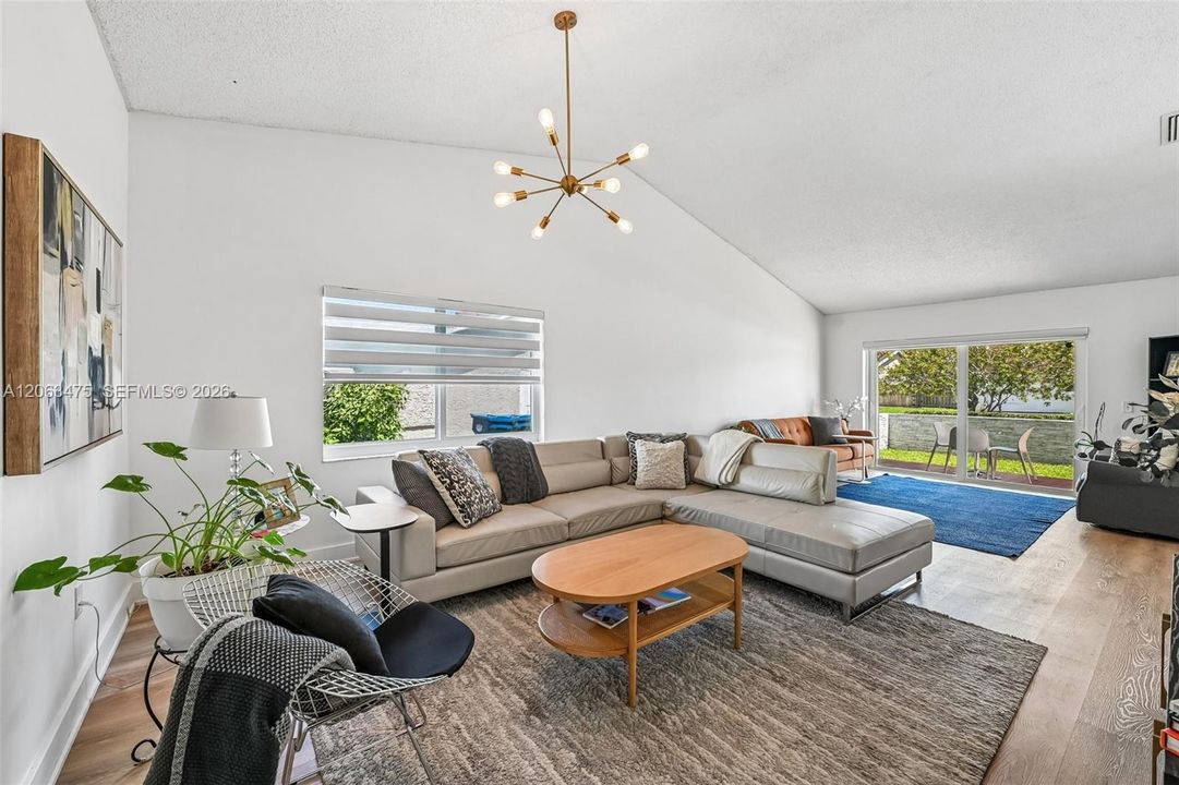 En Venta: $829,000 (4 camas, 3 baños, 2071 Pies cuadrados)