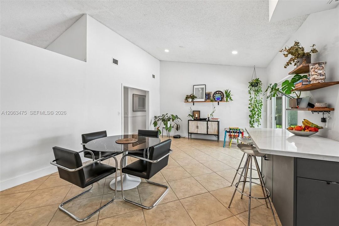 En Venta: $829,000 (4 camas, 3 baños, 2071 Pies cuadrados)