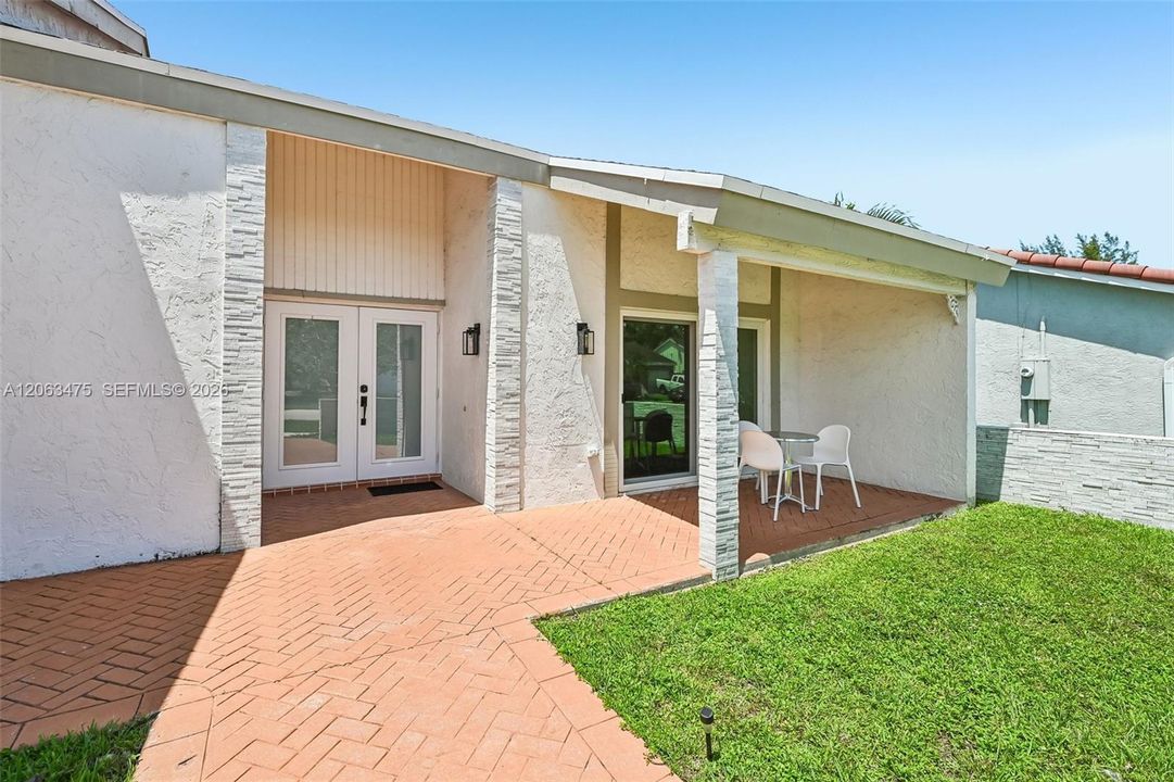 En Venta: $829,000 (4 camas, 3 baños, 2071 Pies cuadrados)