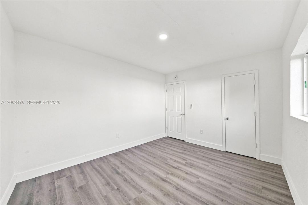 В аренду: $2,200 (2 спален, 1 ванн, 4460 Квадратных фут)