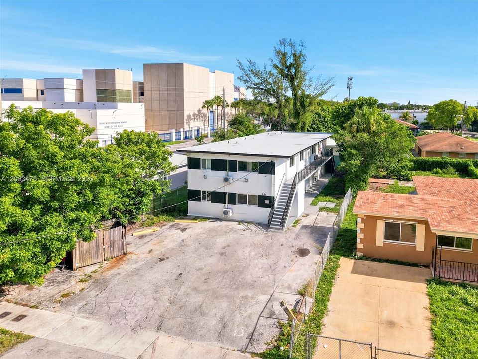 В аренду: $2,200 (2 спален, 1 ванн, 4460 Квадратных фут)
