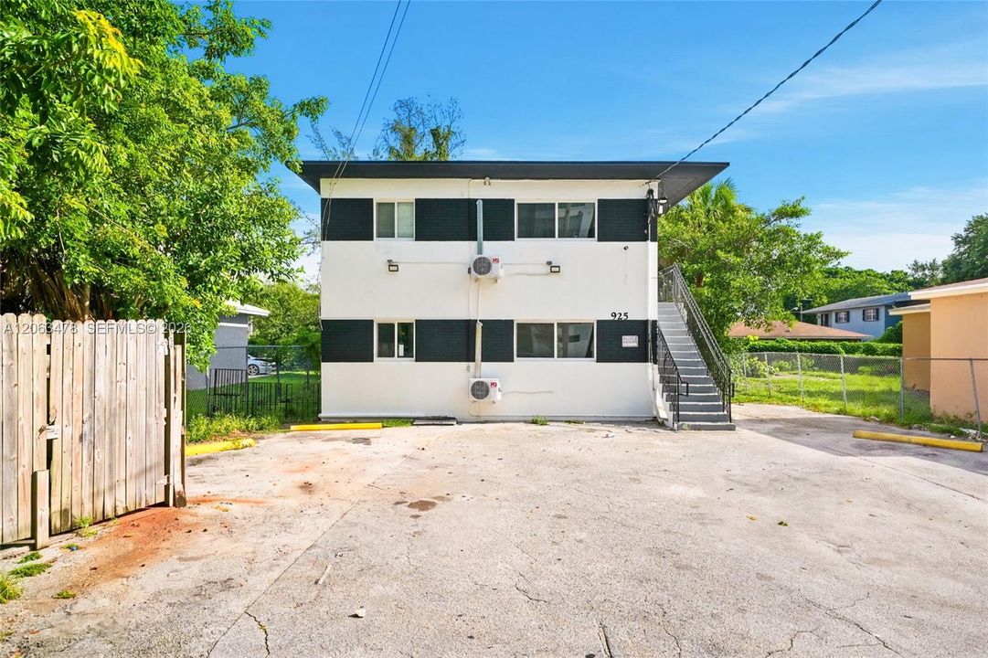 В аренду: $2,200 (2 спален, 1 ванн, 4460 Квадратных фут)