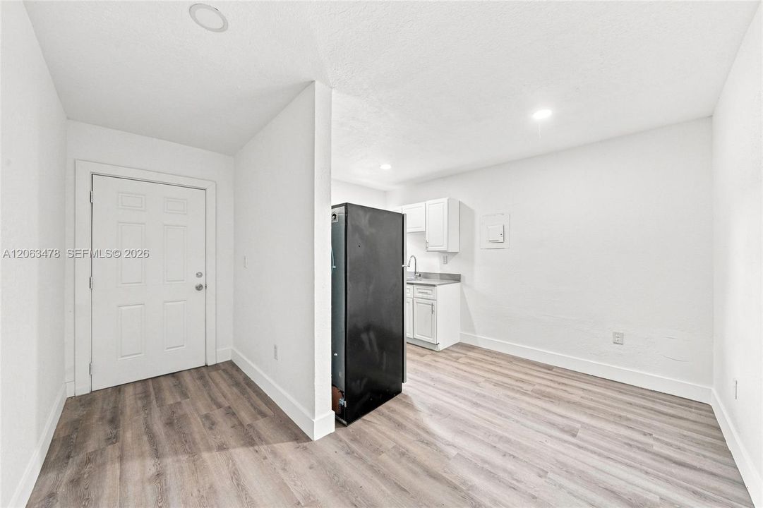 В аренду: $2,200 (2 спален, 1 ванн, 4460 Квадратных фут)