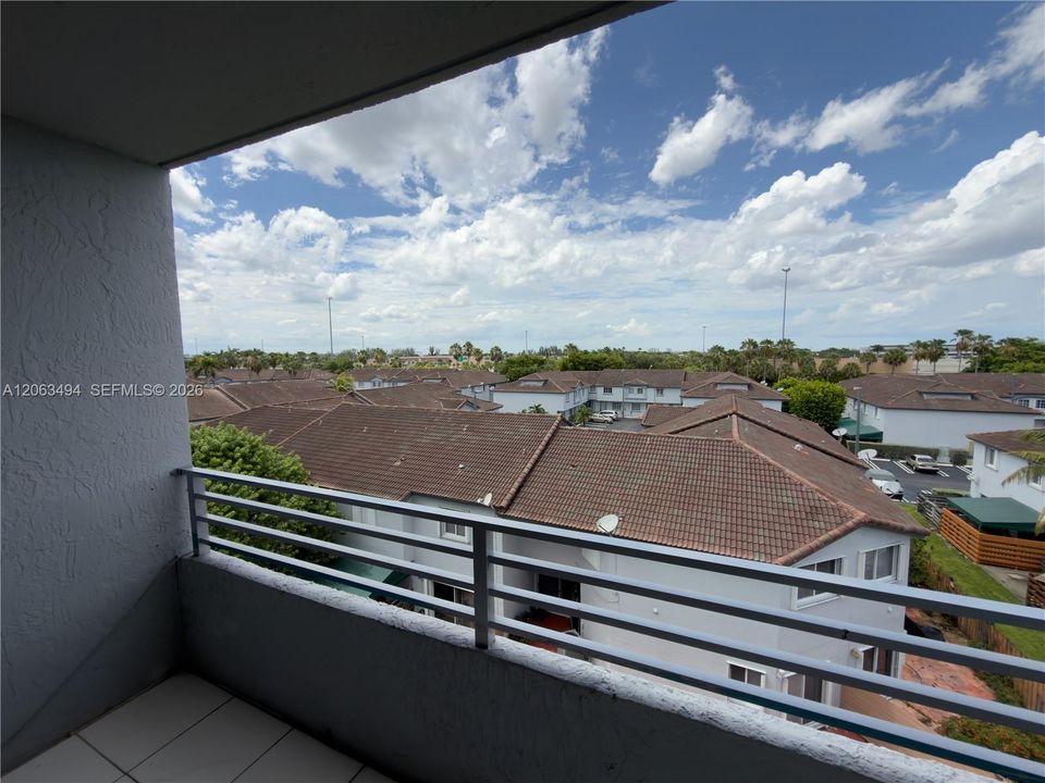 В аренду: $2,300 (2 спален, 2 ванн, 1050 Квадратных фут)