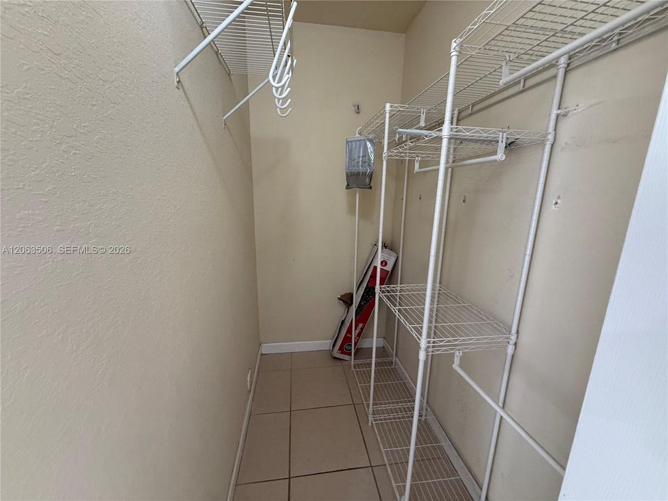 For Rent: $1,550 (0 beds, 1 baths, 2312 Square Feet)