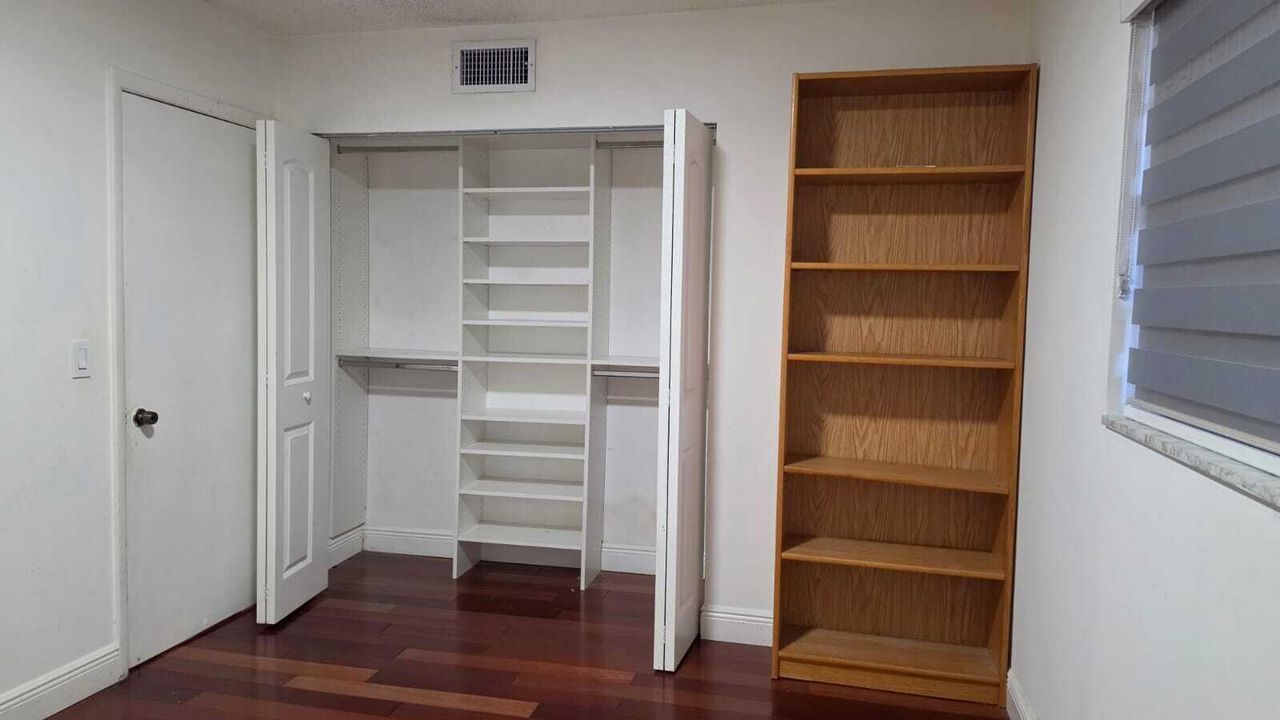 2 Bed closet