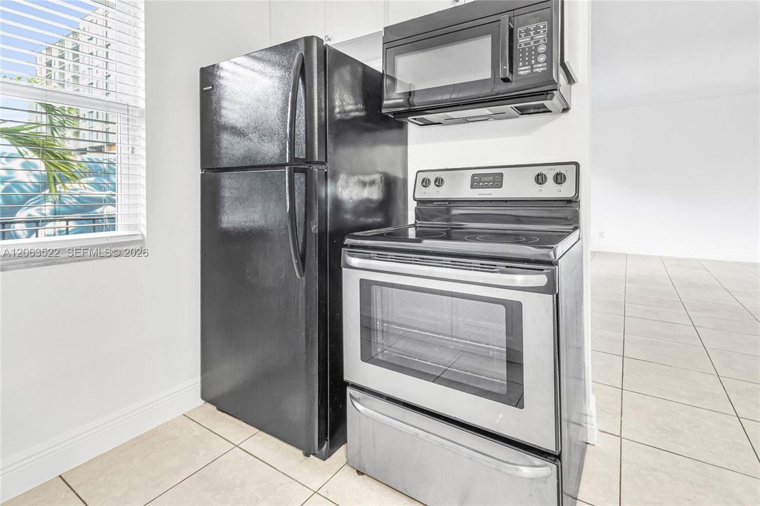 В аренду: $1,950 (2 спален, 1 ванн, 890 Квадратных фут)