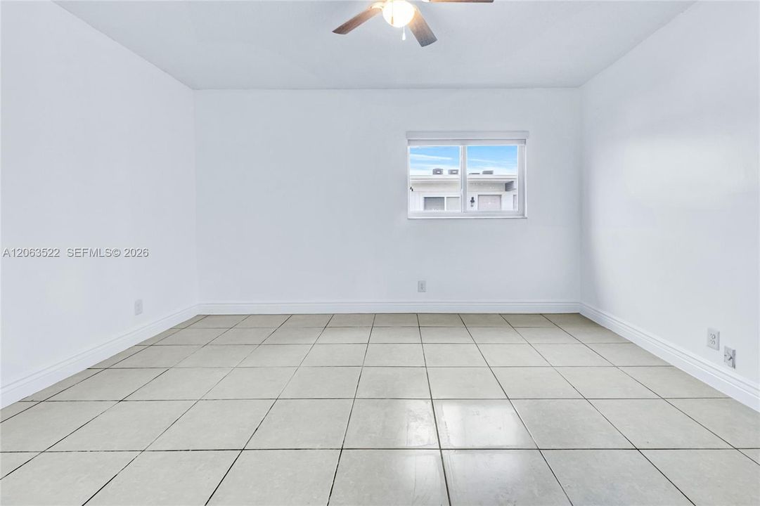 В аренду: $1,950 (2 спален, 1 ванн, 890 Квадратных фут)