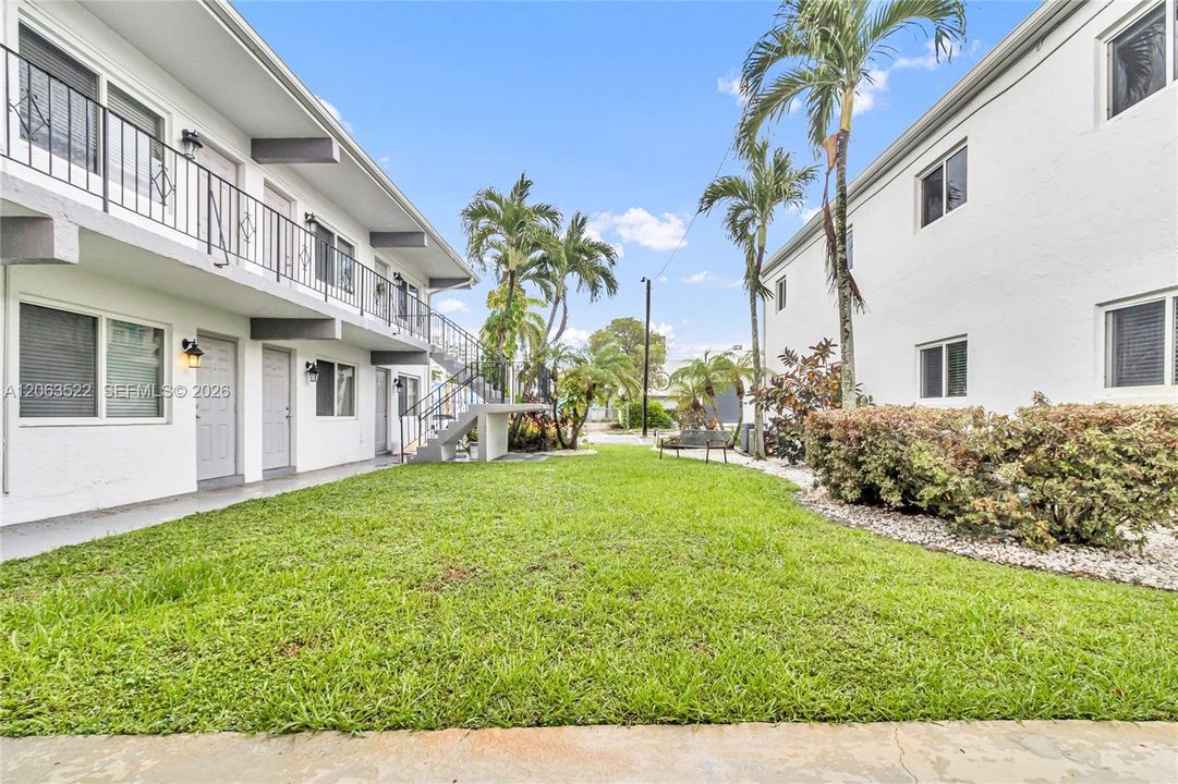 В аренду: $1,950 (2 спален, 1 ванн, 890 Квадратных фут)