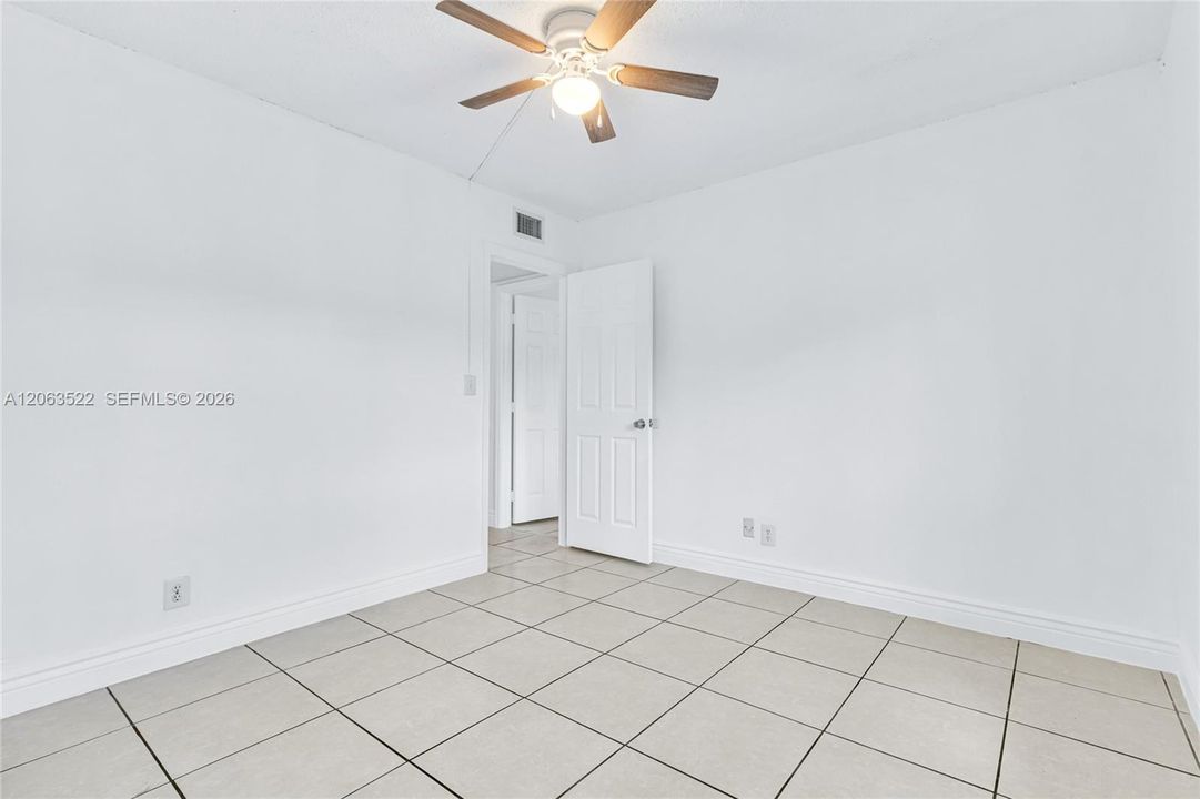В аренду: $1,950 (2 спален, 1 ванн, 890 Квадратных фут)