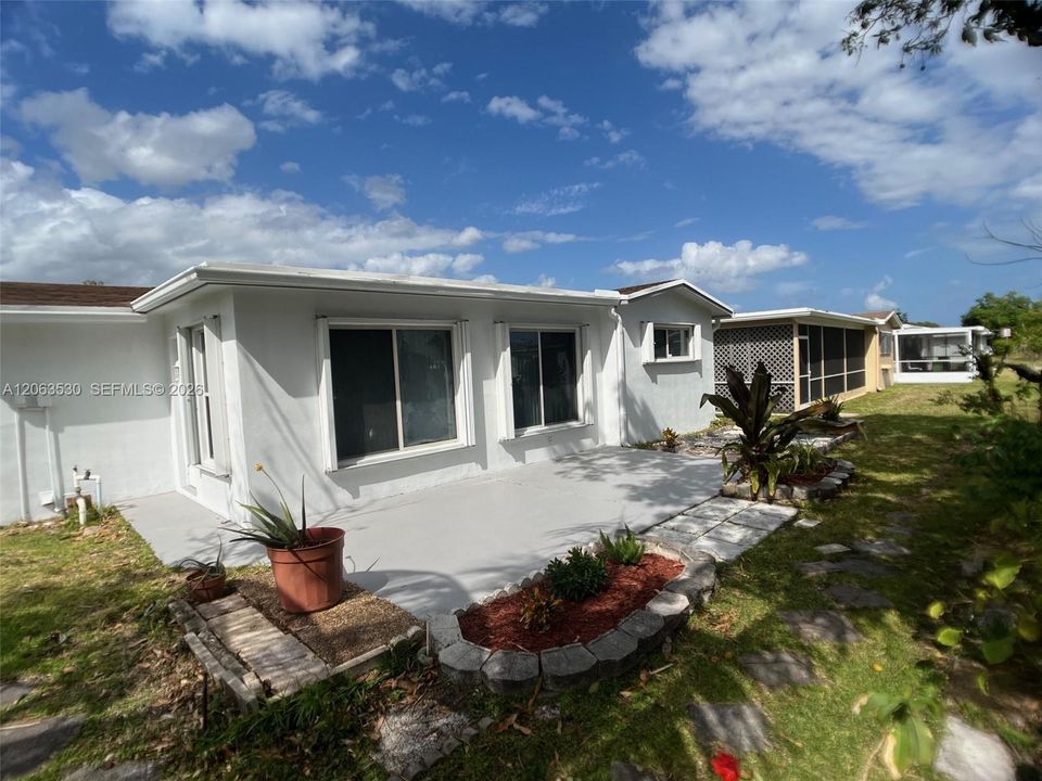 Activo con contrato: $289,900 (2 camas, 1 baños, 1061 Pies cuadrados)