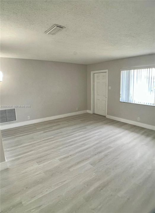 Activo con contrato: $289,900 (2 camas, 1 baños, 1061 Pies cuadrados)