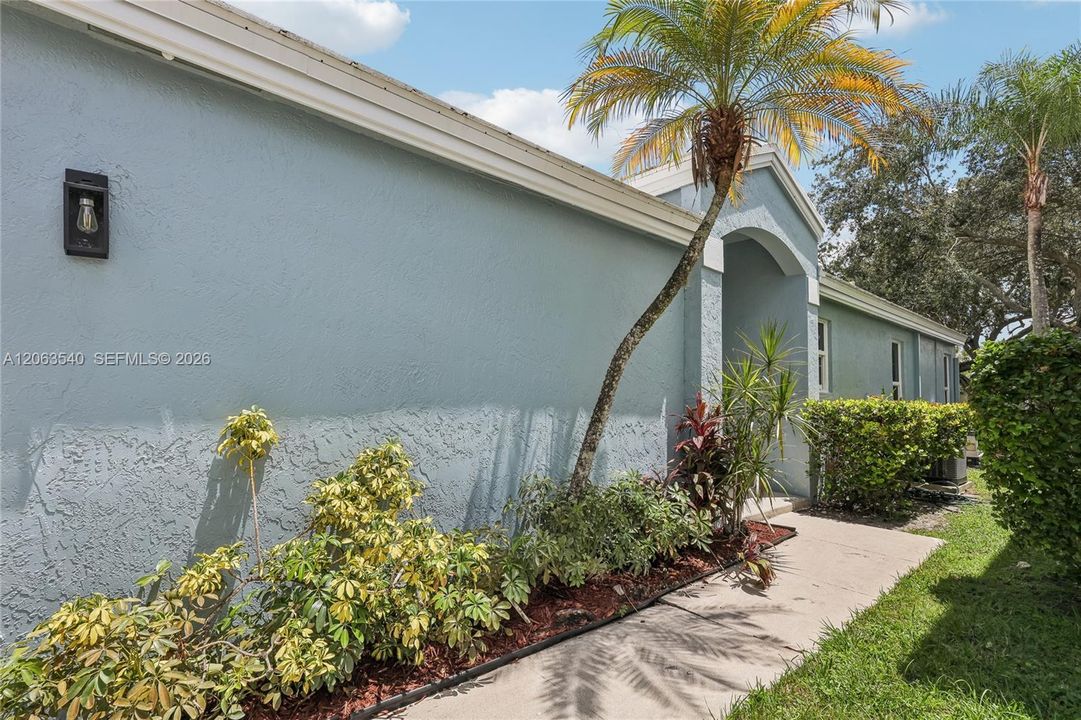 For Sale: $600,000 (3 beds, 2 baths, 1398 Square Feet)