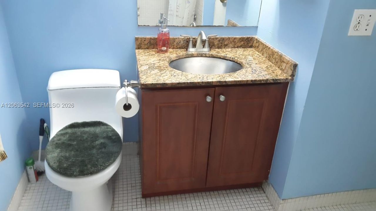 На продажу: $185,000 (2 спален, 2 ванн, 829 Квадратных фут)