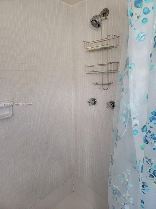 На продажу: $185,000 (2 спален, 2 ванн, 829 Квадратных фут)