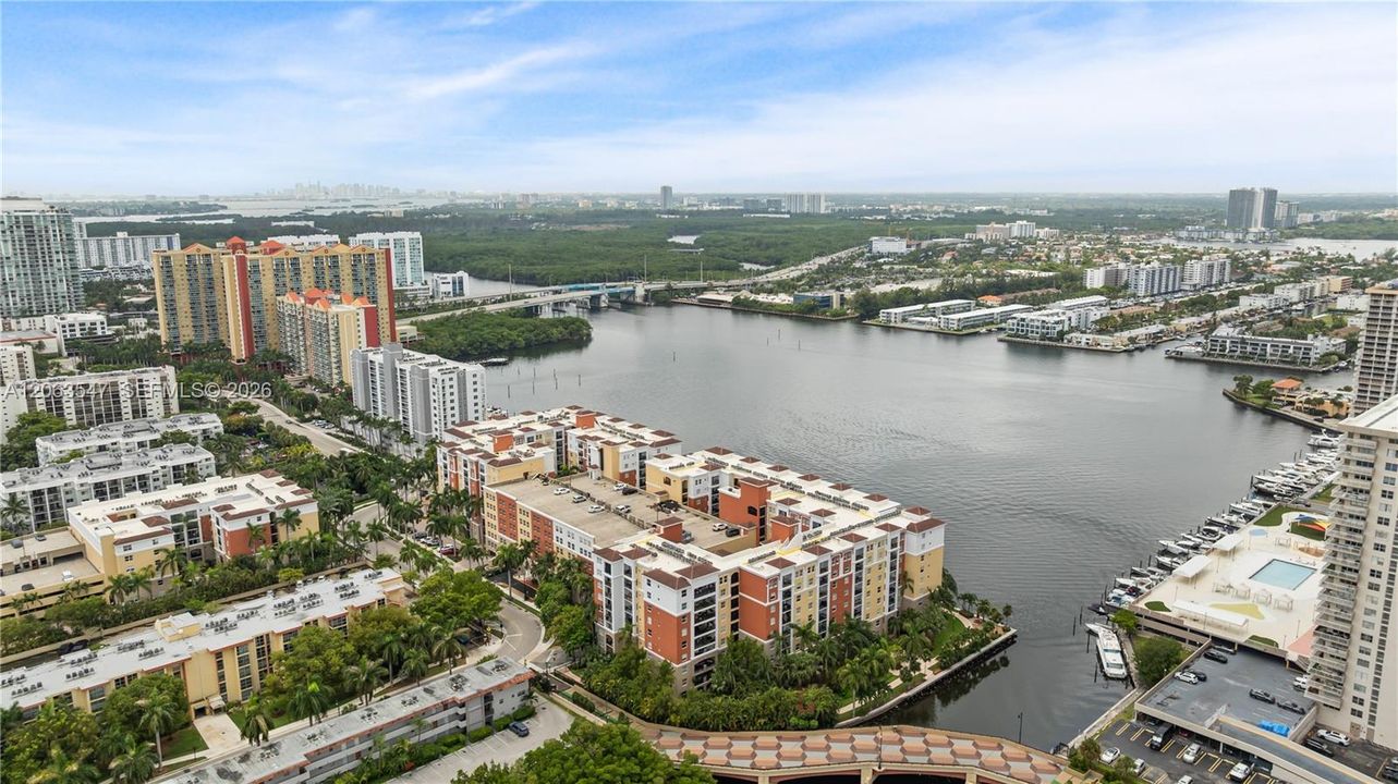 На продажу: $590,000 (2 спален, 2 ванн, 1024 Квадратных фут)