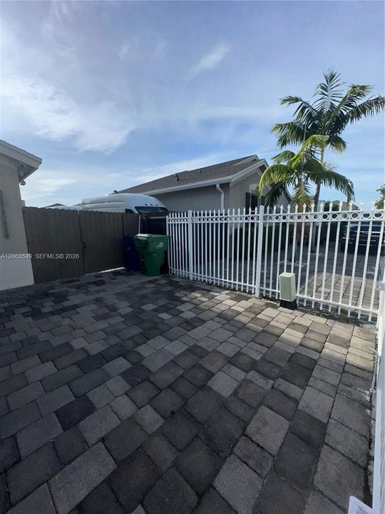 For Rent: $1,500 (1 beds, 1 baths, 2377 Square Feet)