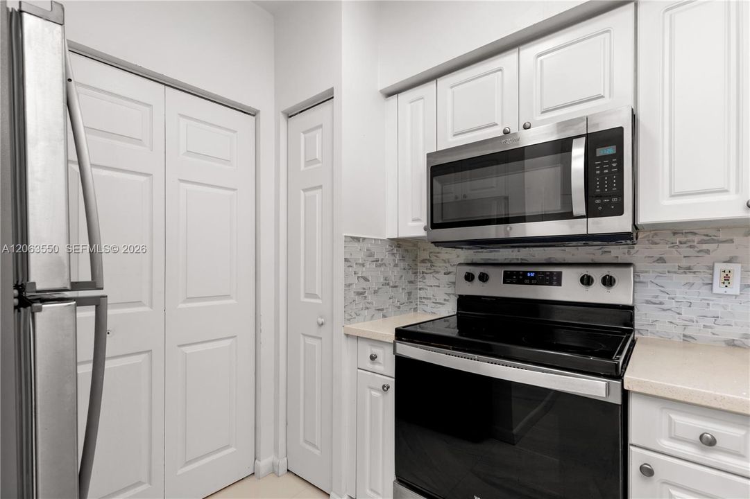 For Sale: $590,000 (2 beds, 2 baths, 1024 Square Feet)