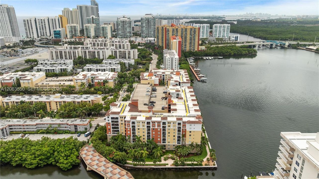For Sale: $590,000 (2 beds, 2 baths, 1024 Square Feet)