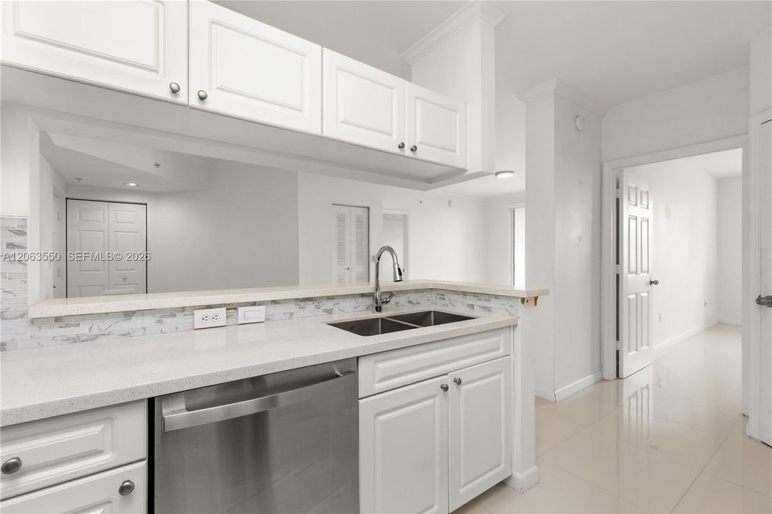 For Sale: $590,000 (2 beds, 2 baths, 1024 Square Feet)