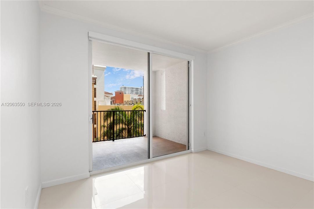 For Sale: $590,000 (2 beds, 2 baths, 1024 Square Feet)