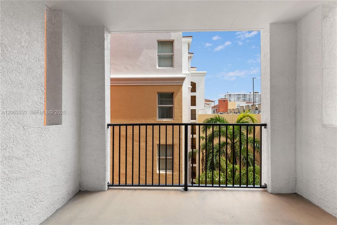 For Sale: $590,000 (2 beds, 2 baths, 1024 Square Feet)