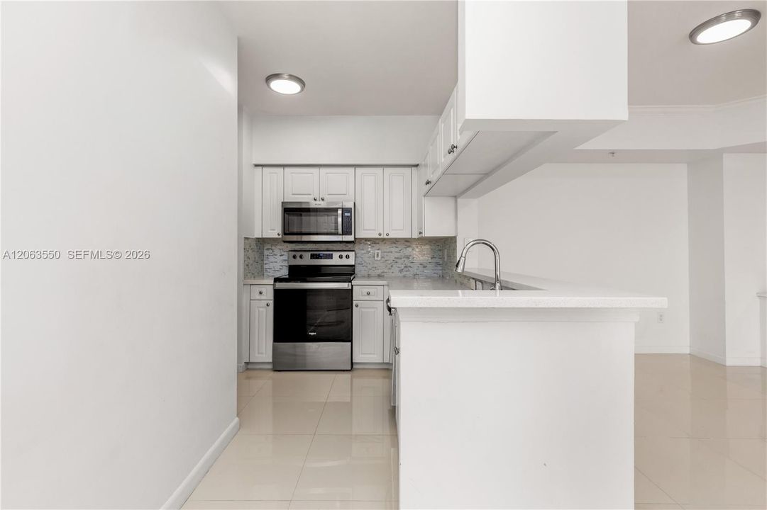For Sale: $590,000 (2 beds, 2 baths, 1024 Square Feet)