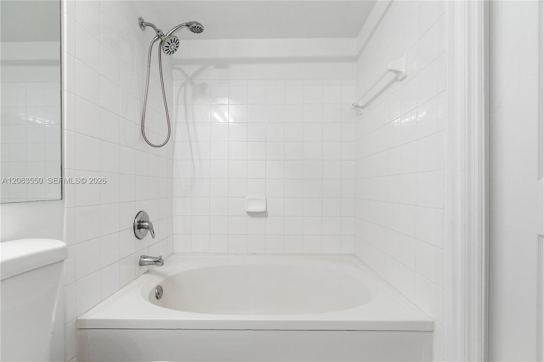 For Sale: $590,000 (2 beds, 2 baths, 1024 Square Feet)