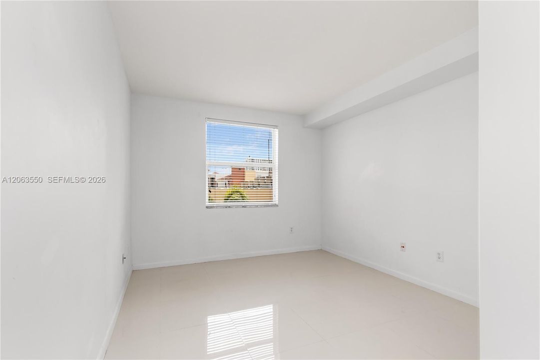 For Sale: $590,000 (2 beds, 2 baths, 1024 Square Feet)
