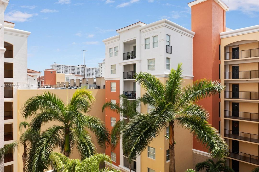 For Sale: $590,000 (2 beds, 2 baths, 1024 Square Feet)