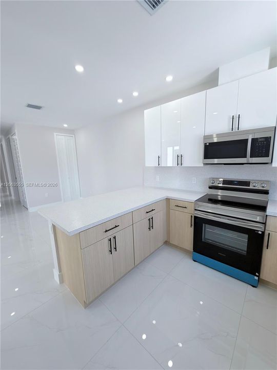 В аренду: $3,300 (3 спален, 2 ванн, 1350 Квадратных фут)