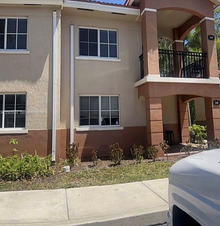 Activo con contrato: $270,000 (3 camas, 2 baños, 1092 Pies cuadrados)