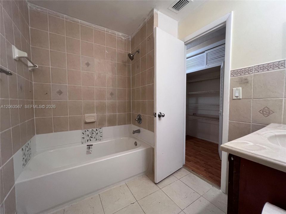 В аренду: $3,150 (4 спален, 2 ванн, 1670 Квадратных фут)