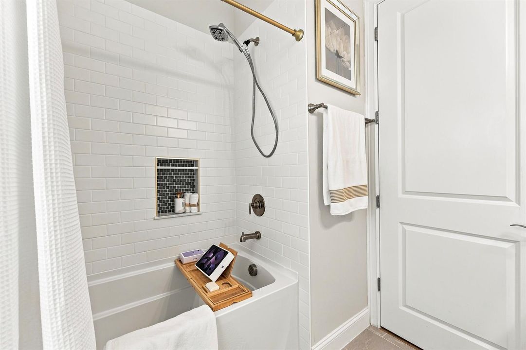 48 Bath3 Tub