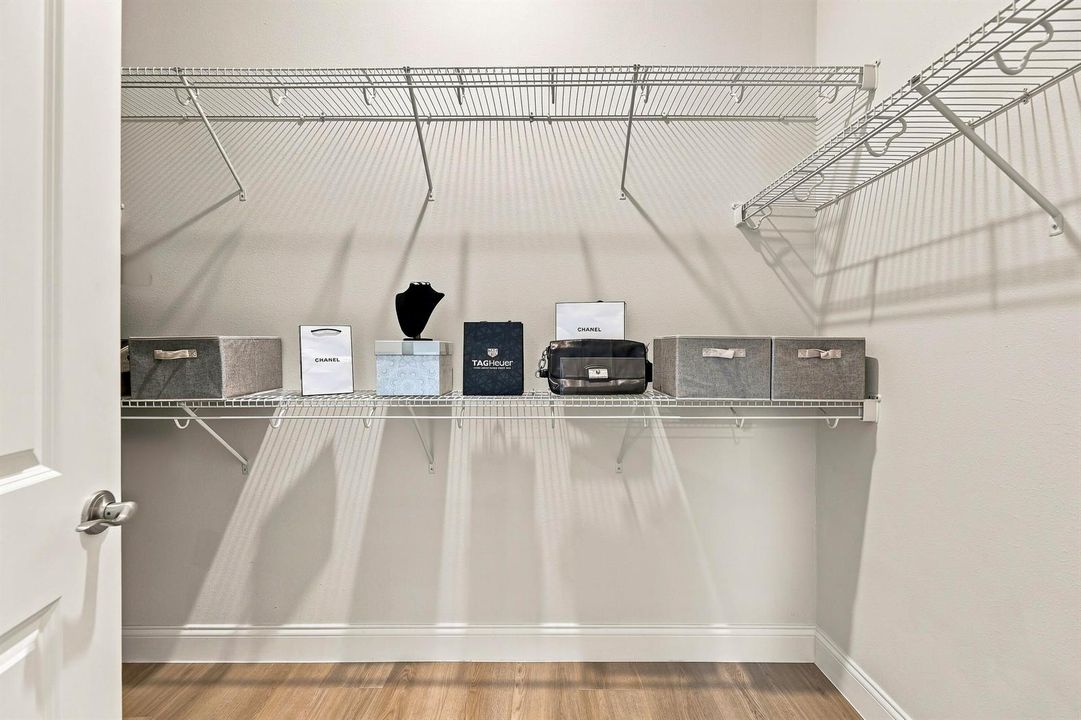 38 Walkin Closet2