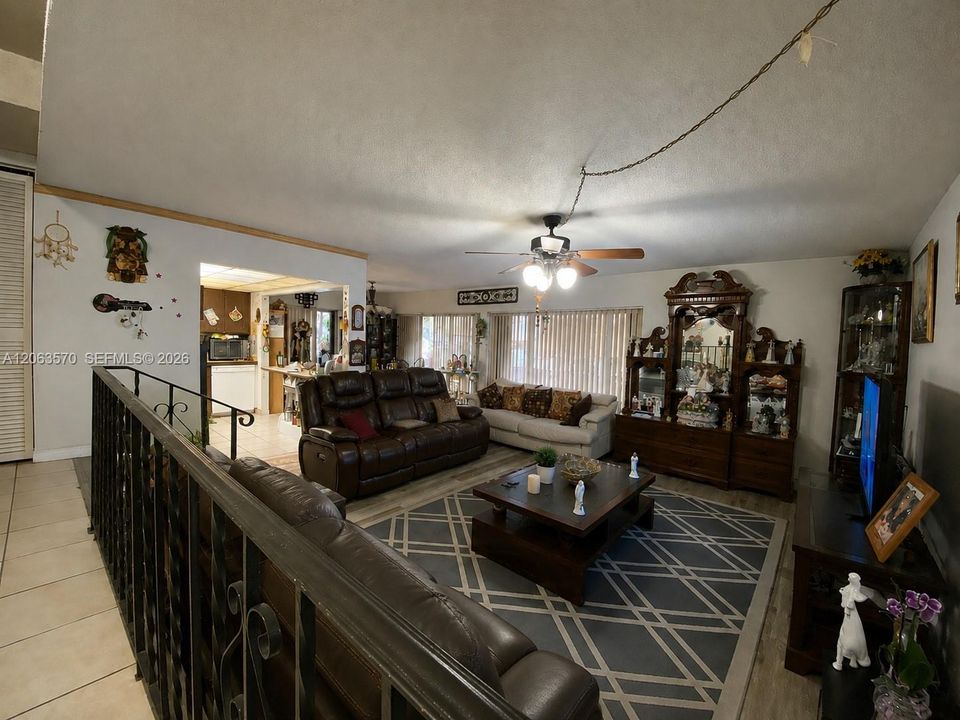 For Sale: $215,000 (2 beds, 2 baths, 1100 Square Feet)