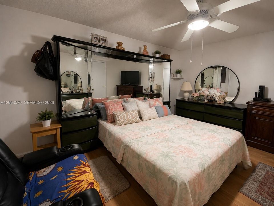 For Sale: $215,000 (2 beds, 2 baths, 1100 Square Feet)