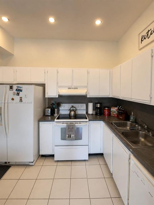 For Sale: $215,000 (2 beds, 2 baths, 1100 Square Feet)
