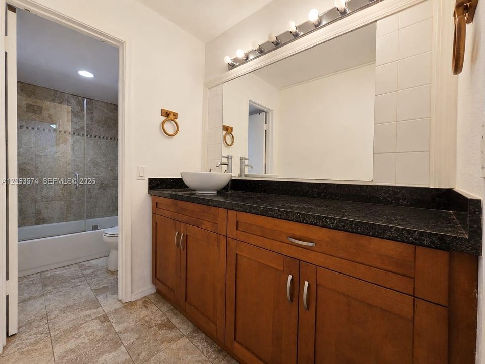 For Sale: $215,000 (2 beds, 2 baths, 1100 Square Feet)