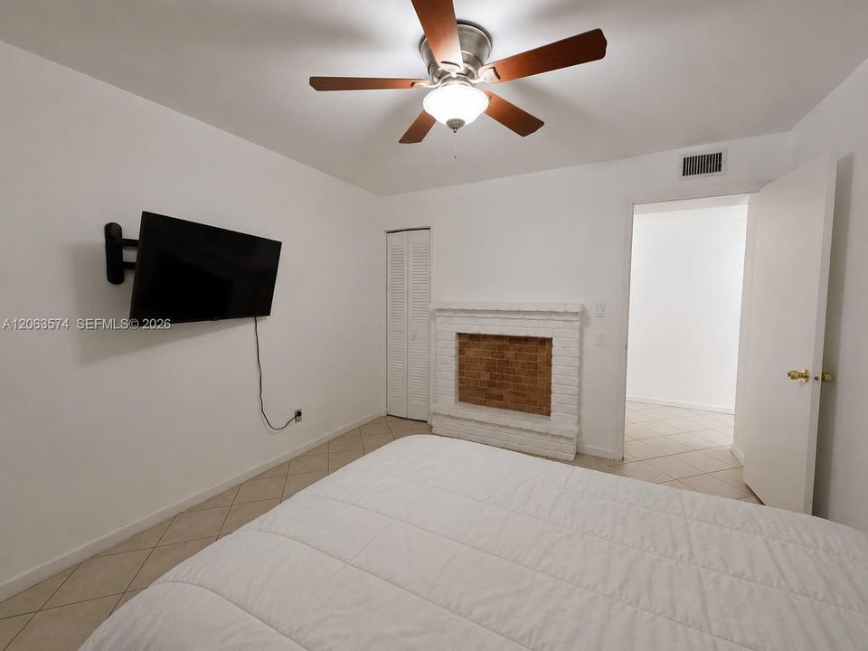 For Sale: $215,000 (2 beds, 2 baths, 1100 Square Feet)
