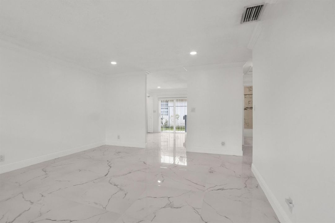 3421 NE 5th AVE-6