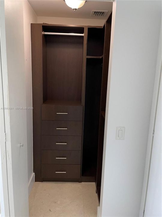 В аренду: $6,300 (2 спален, 2 ванн, 1070 Квадратных фут)