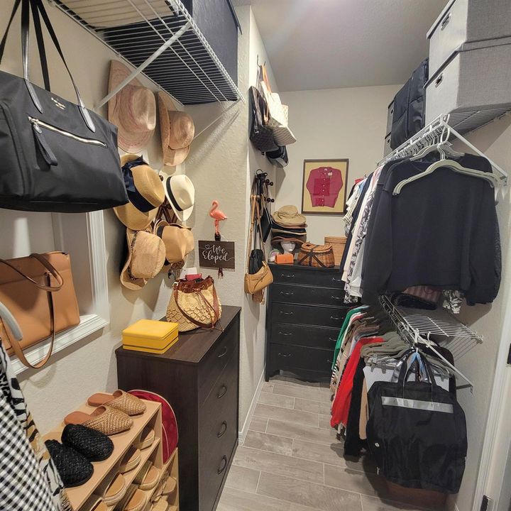 WALK IN CLOSET