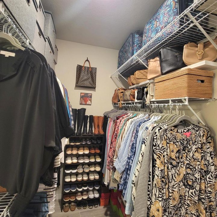 WALK IN CLOSET