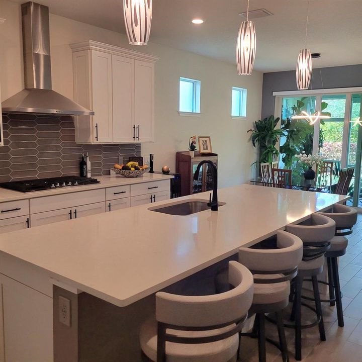 KITCHEN/DINING AREAS