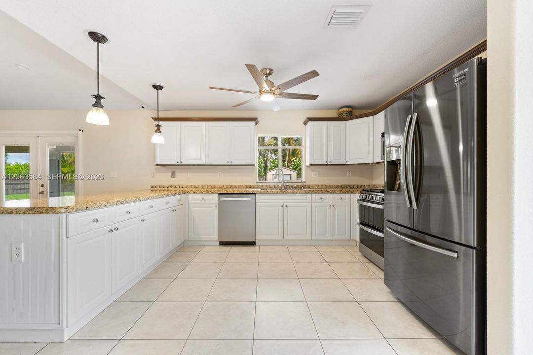 En Venta: $825,000 (4 camas, 2 baños, 2346 Pies cuadrados)