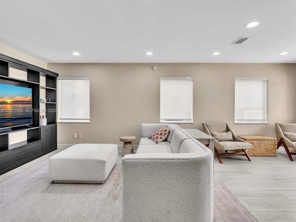 For Sale: $825,000 (3 beds, 2 baths, 1994 Square Feet)